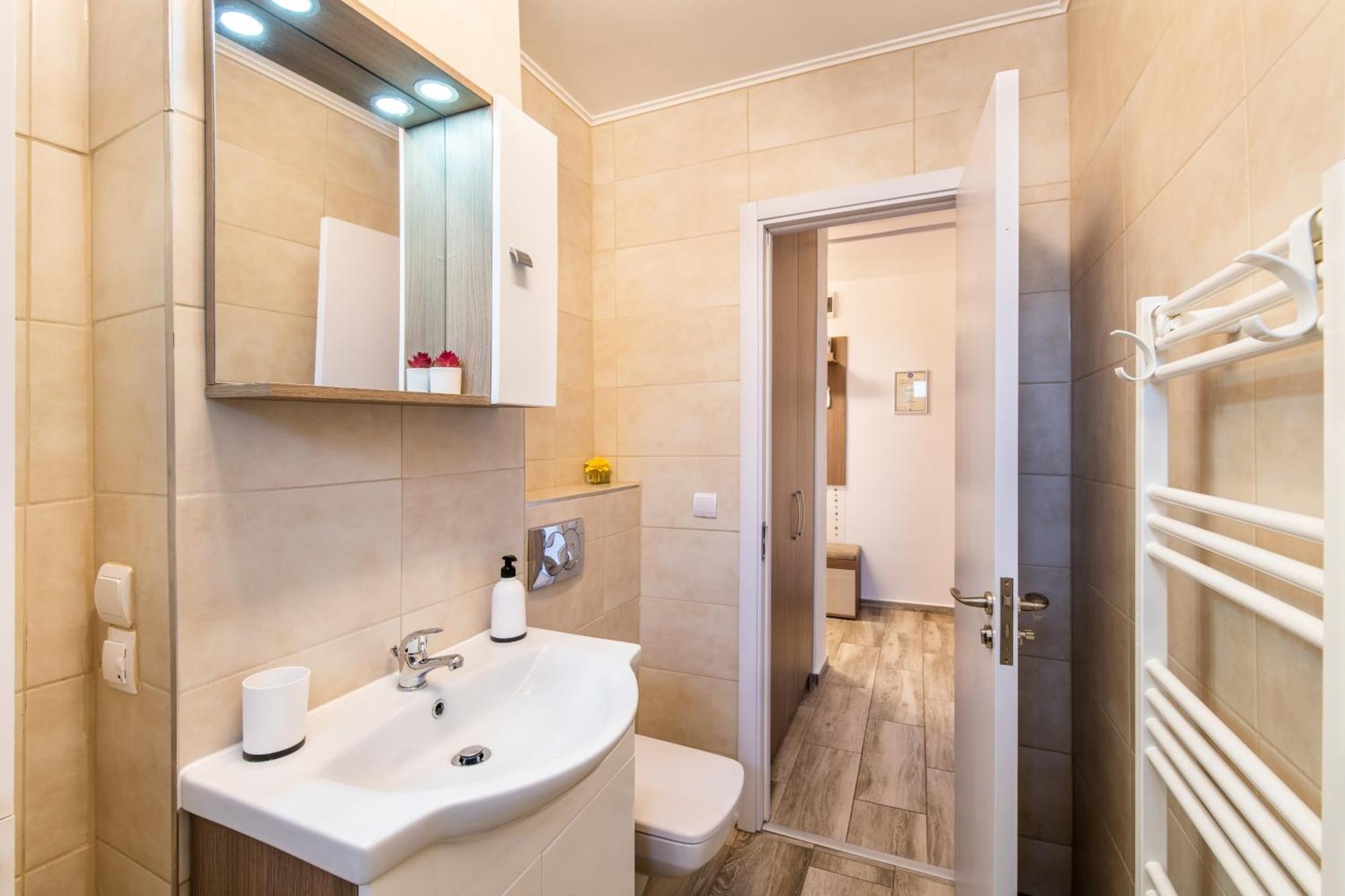 Springhome - Cozy Apartment With Balcony & Parking Braşov Exterior foto